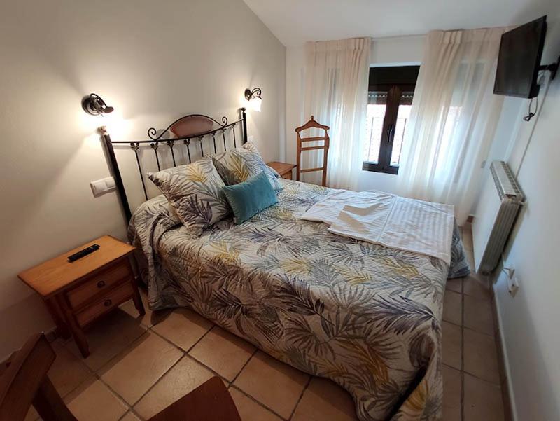 Royuela Hostal Ngoại thất bức ảnh