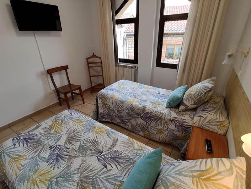 Royuela Hostal Ngoại thất bức ảnh